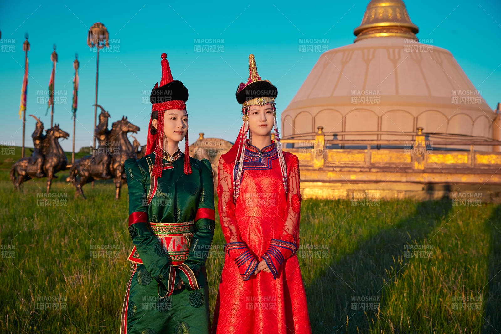 夕阳下草原蒙古大帐前穿蒙族服饰的美女图片