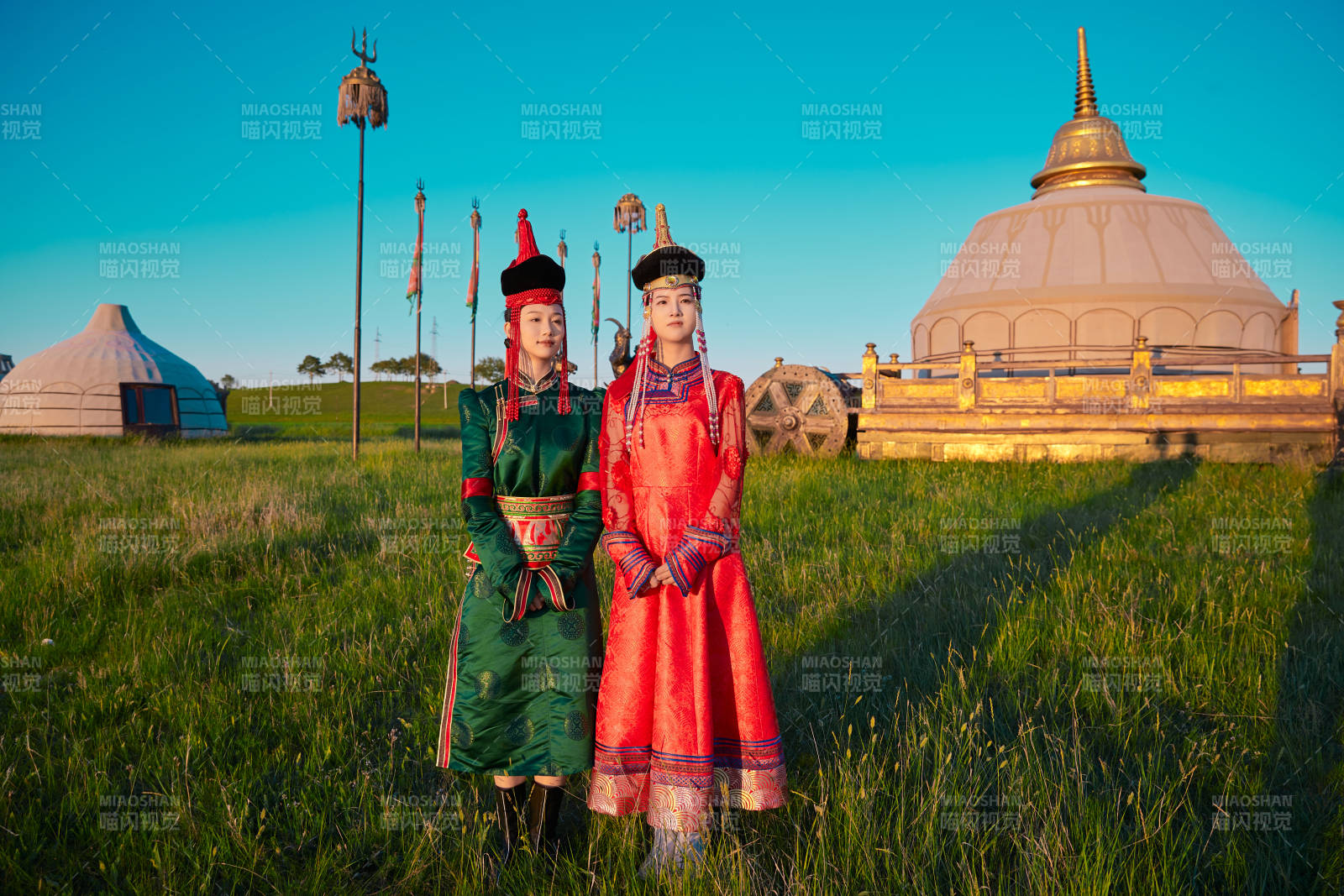 夕阳下草原蒙古大帐前穿蒙族服饰的美女图片