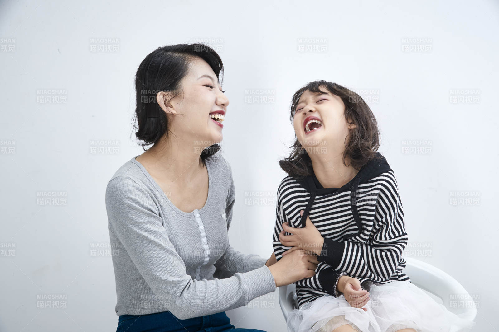 白色背景的美丽妈妈与可爱女儿亲子人像图片