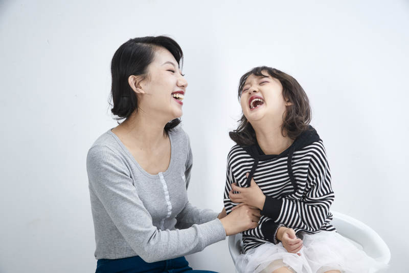 白色背景的美丽妈妈与可爱女儿亲子人像图片