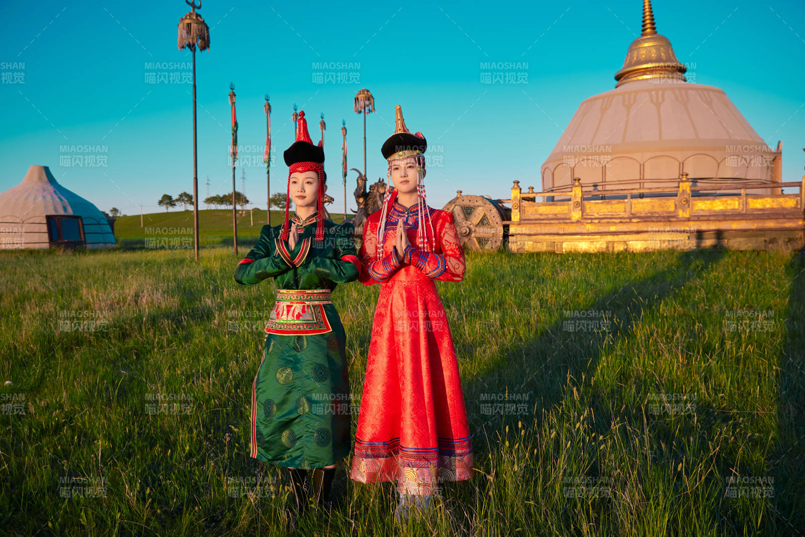 夕阳下草原蒙古大帐前穿蒙族服饰的美女图片