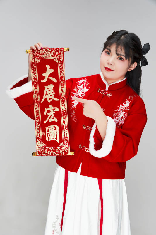 手持春联身穿喜庆汉服的可爱少女图片