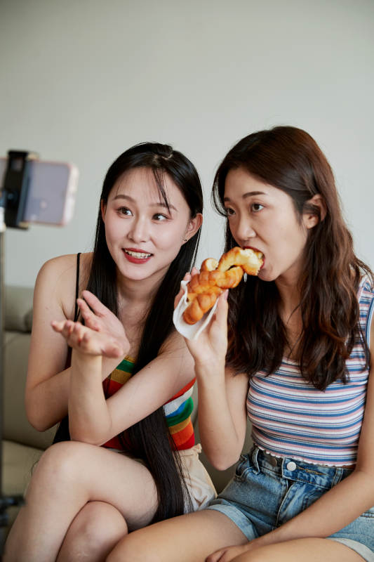 在家做主播直播的亚洲年轻闺蜜少女图片