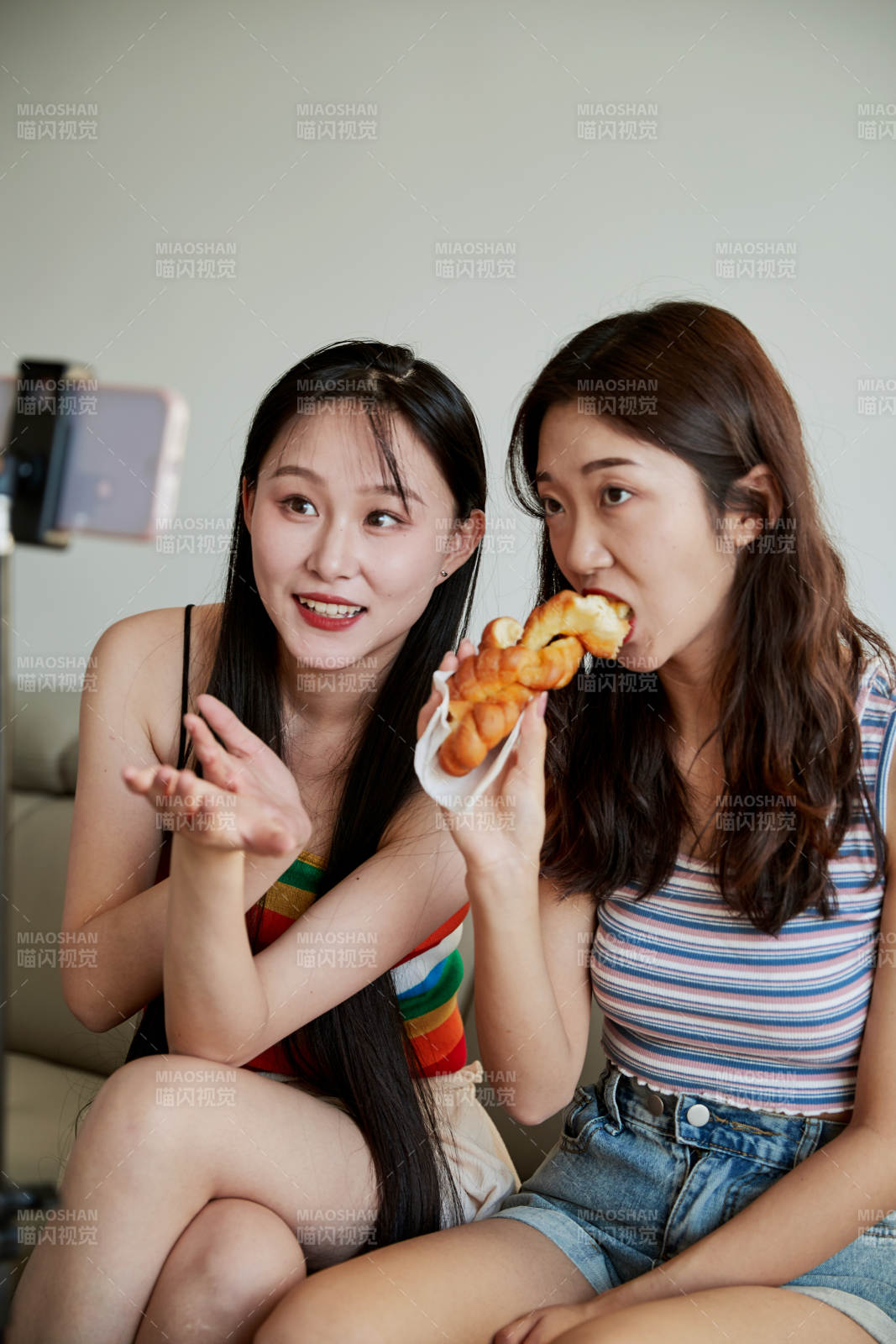 在家做主播直播的亚洲年轻闺蜜少女图片