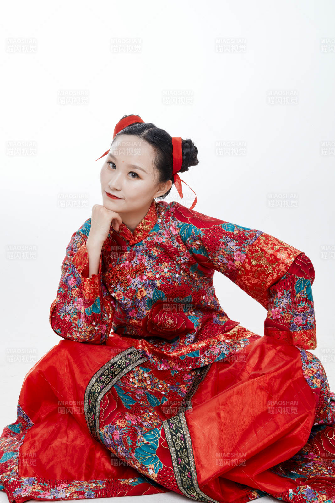 身穿中国传统服饰的青年女性图片