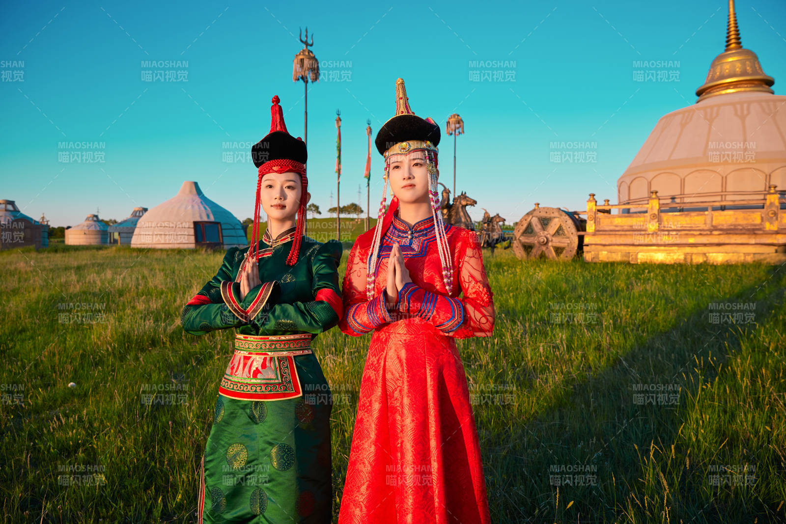 夕阳下草原蒙古大帐前穿蒙族服饰的美女图片