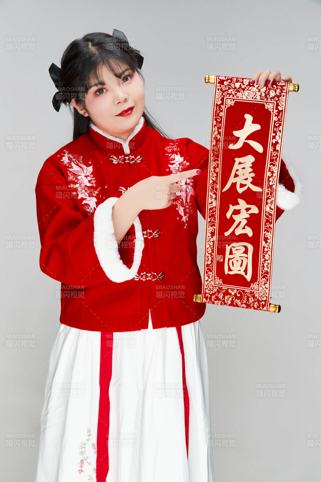 手持春联身穿喜庆汉服的可爱少女图片