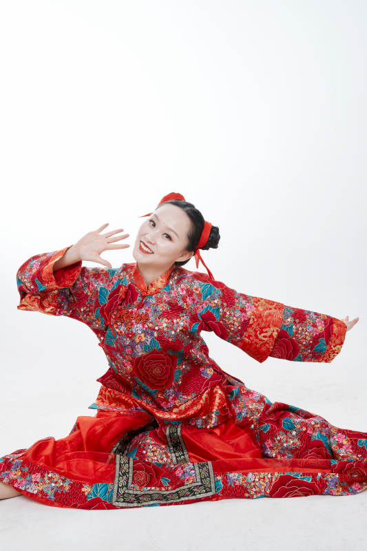 身穿中国传统服饰的青年女性图片