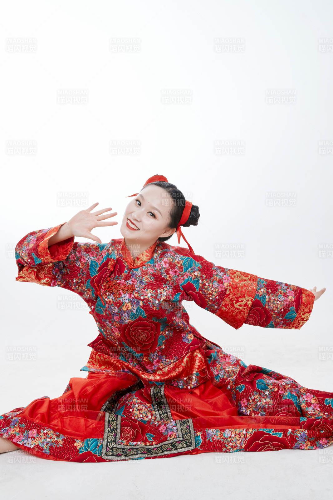 身穿中国传统服饰的青年女性图片