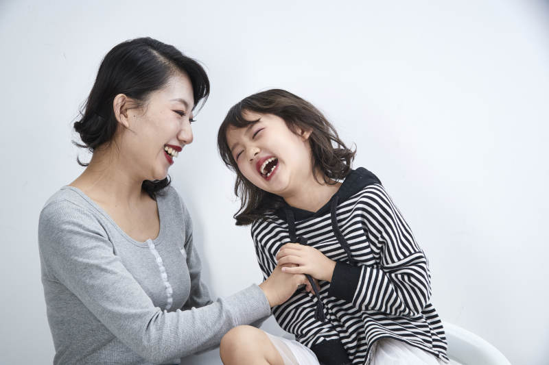 白色背景的美丽妈妈与可爱女儿亲子人像图片