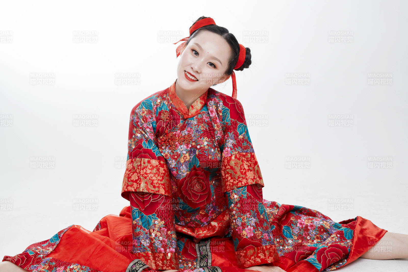 身穿中国传统服饰的青年女性图片