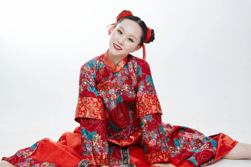 身穿中国传统服饰的青年女性图片