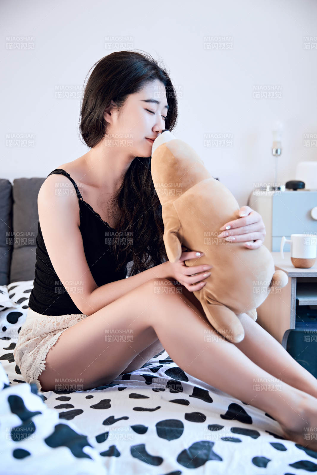 刚刚睡醒,起床的亚洲女孩图片