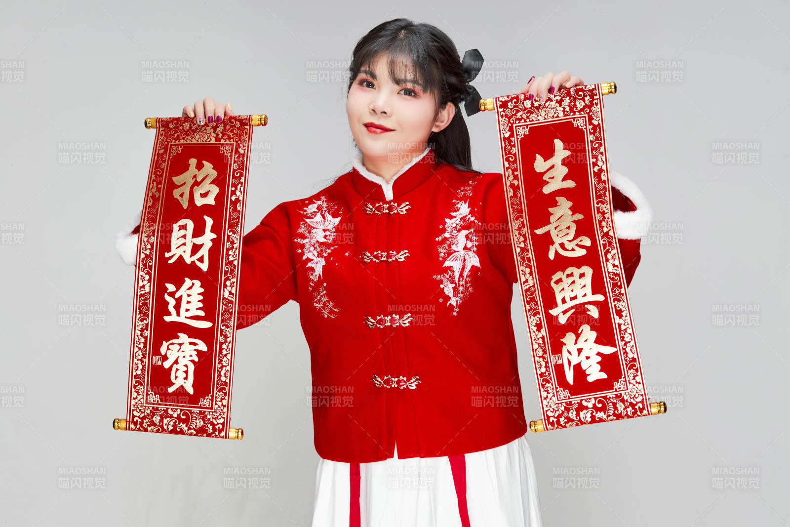 手持春联身穿喜庆汉服的可爱少女图片