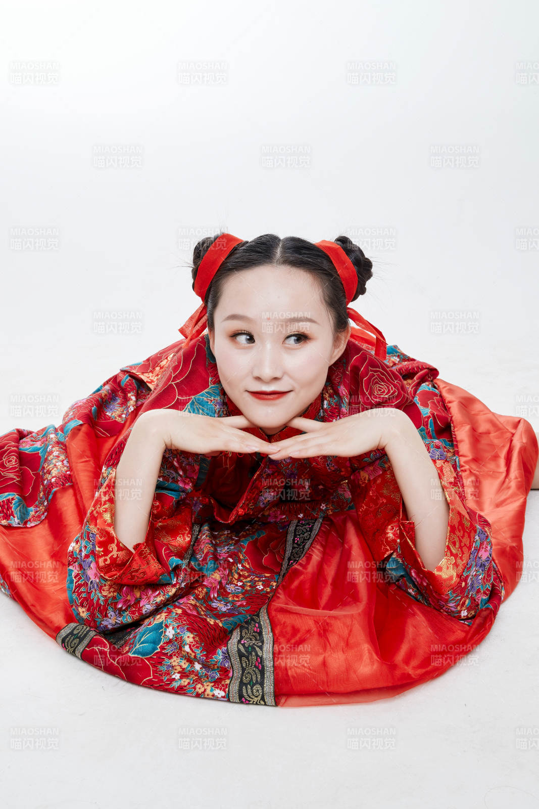 身穿中国传统服饰的青年女性图片