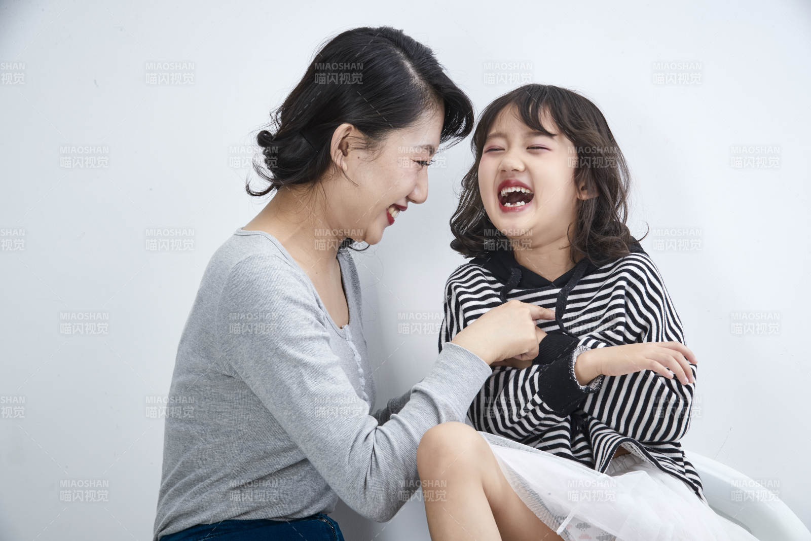 白色背景的美丽妈妈与可爱女儿亲子人像图片