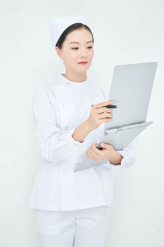 白背景里穿护士服手持病历夹的美女护士图片