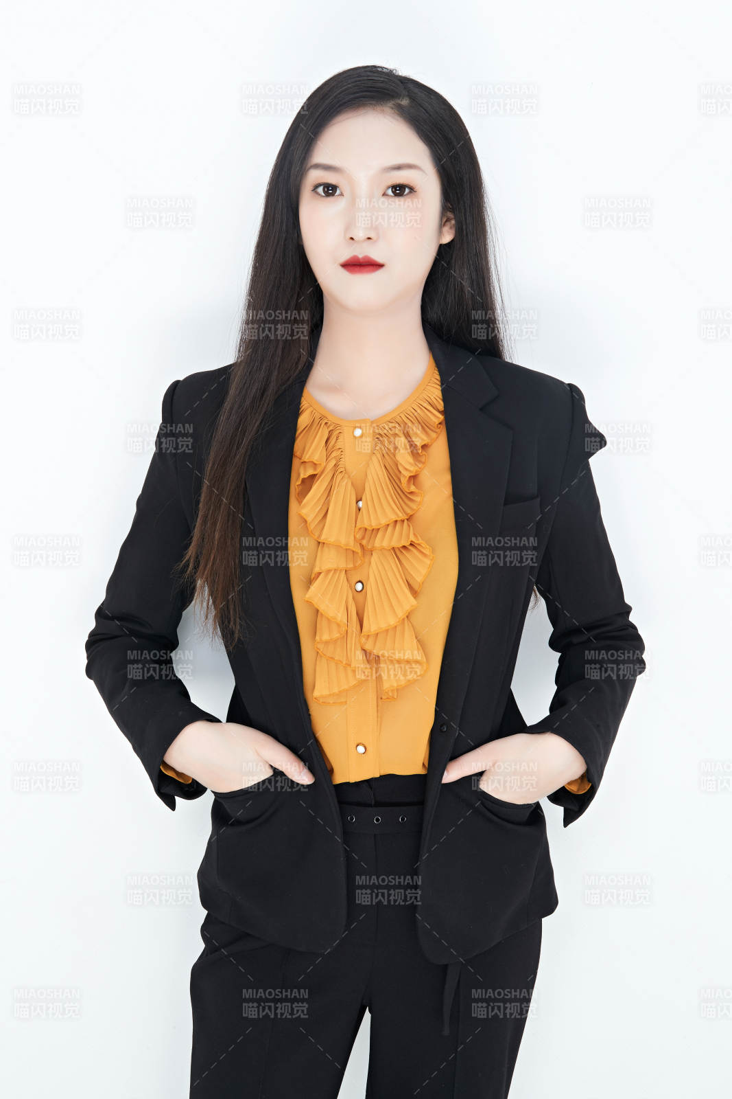 白色背景下的美丽商务女性肖像图片