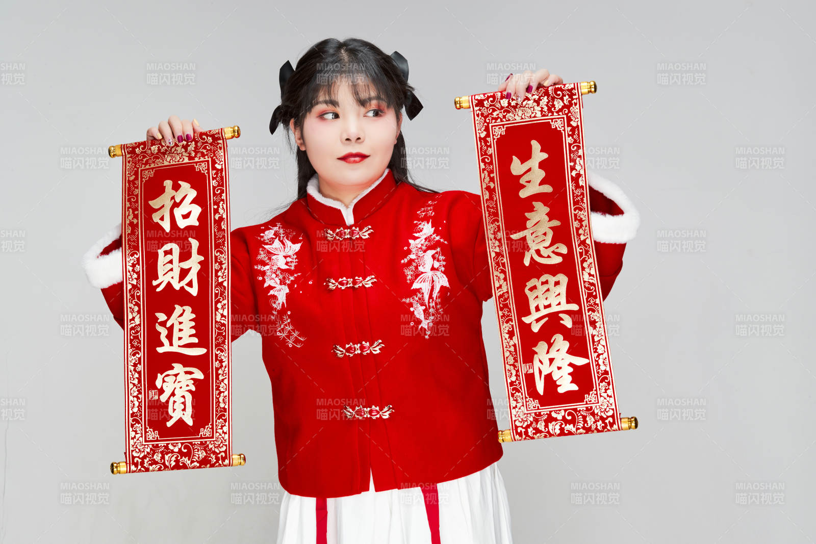 手持春联身穿喜庆汉服的可爱少女图片