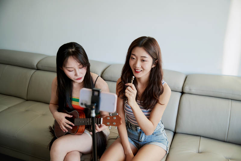 在家做主播直播的亚洲年轻闺蜜少女图片