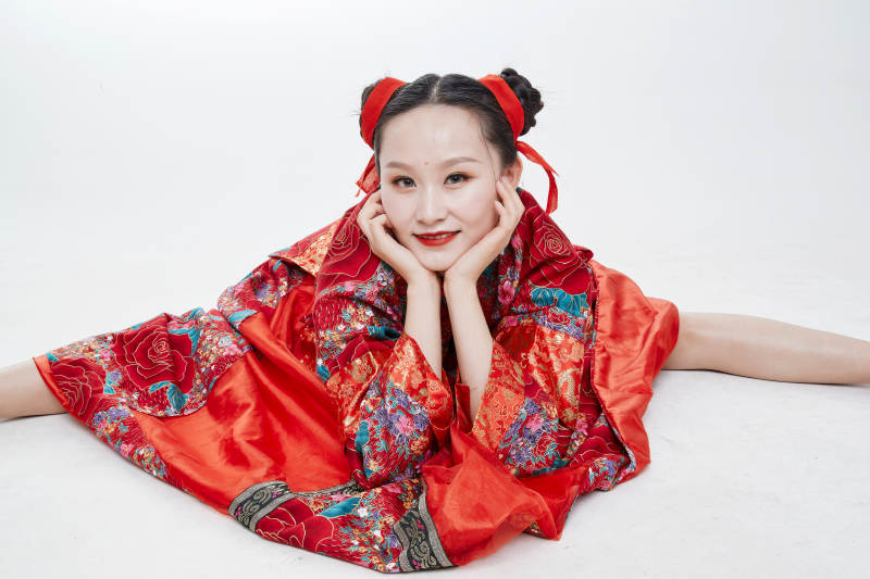 身穿中国传统服饰的青年女性图片