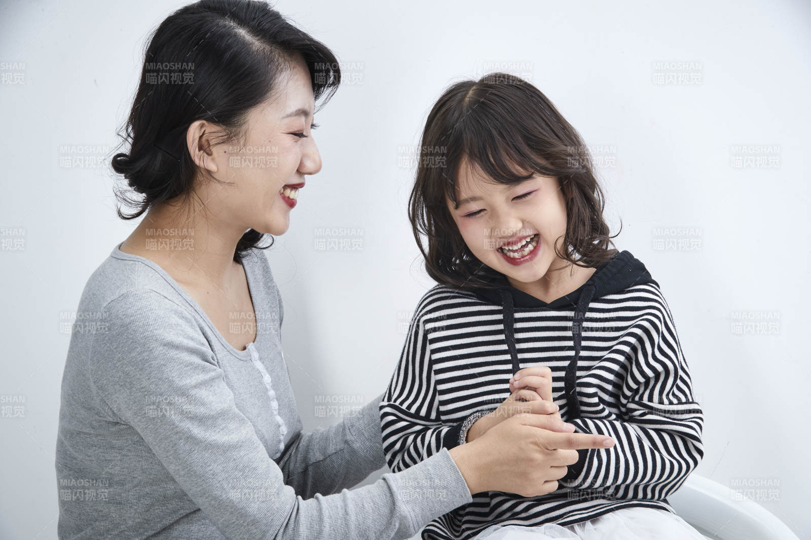 白色背景的美丽妈妈与可爱女儿亲子人像图片