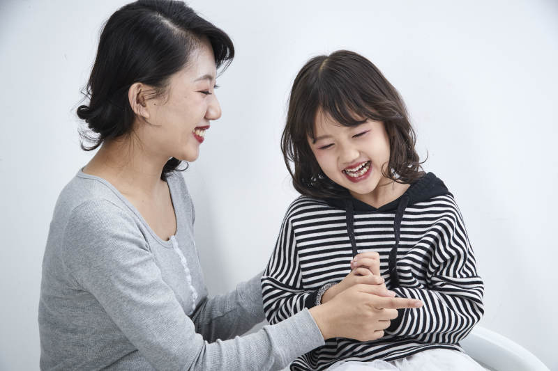 白色背景的美丽妈妈与可爱女儿亲子人像图片