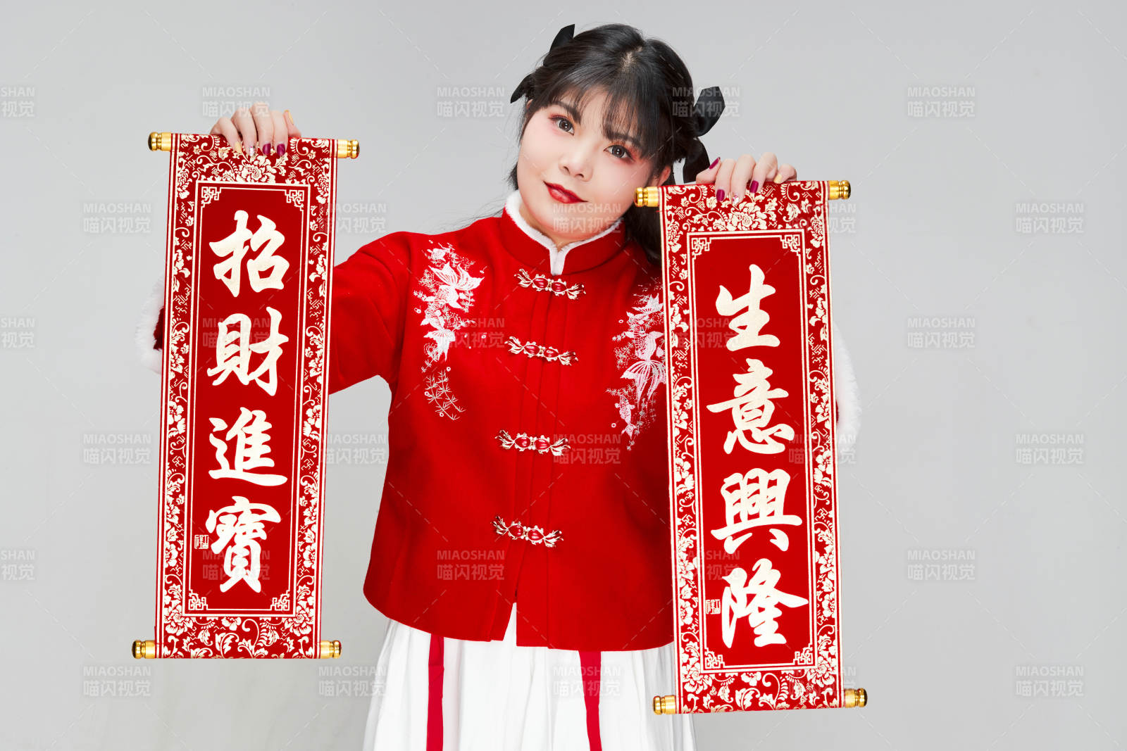 手持春联身穿喜庆汉服的可爱少女图片