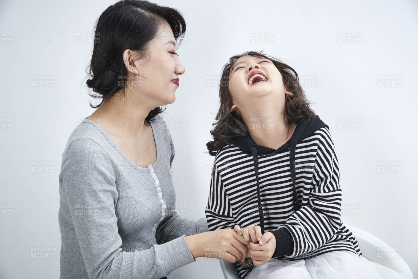 白色背景的美丽妈妈与可爱女儿亲子人像图片