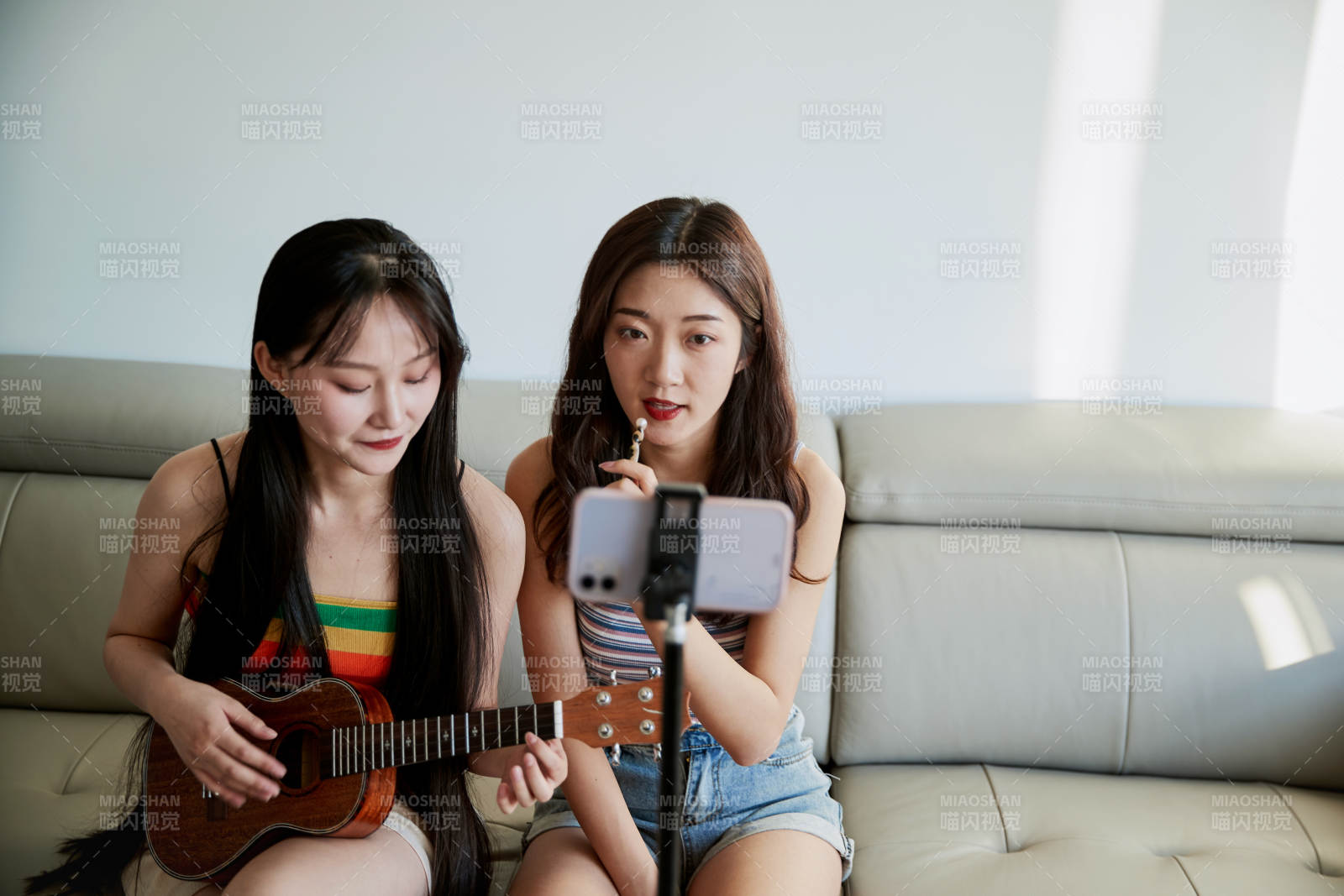 在家做主播直播的亚洲年轻闺蜜少女图片