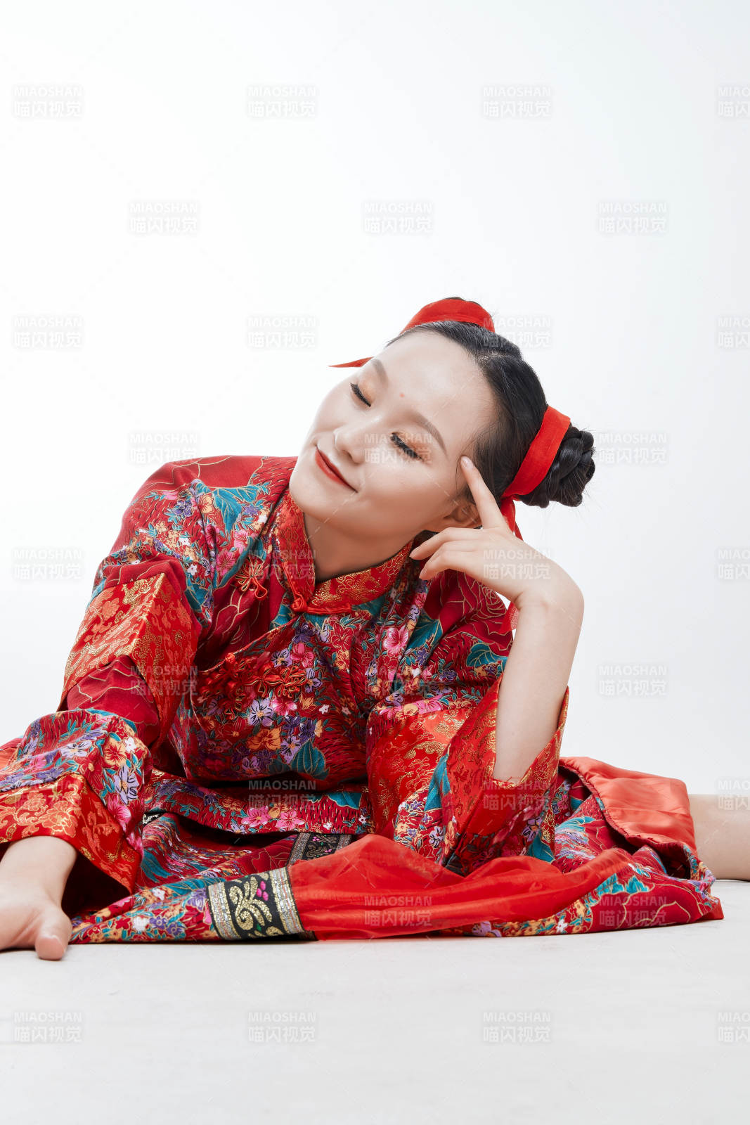 身穿中国传统服饰的青年女性图片