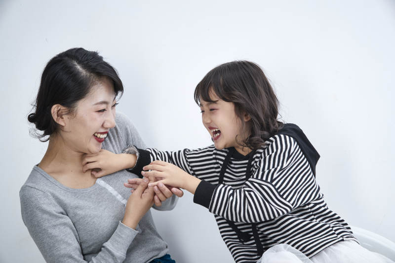 白色背景的美丽妈妈与可爱女儿亲子人像图片