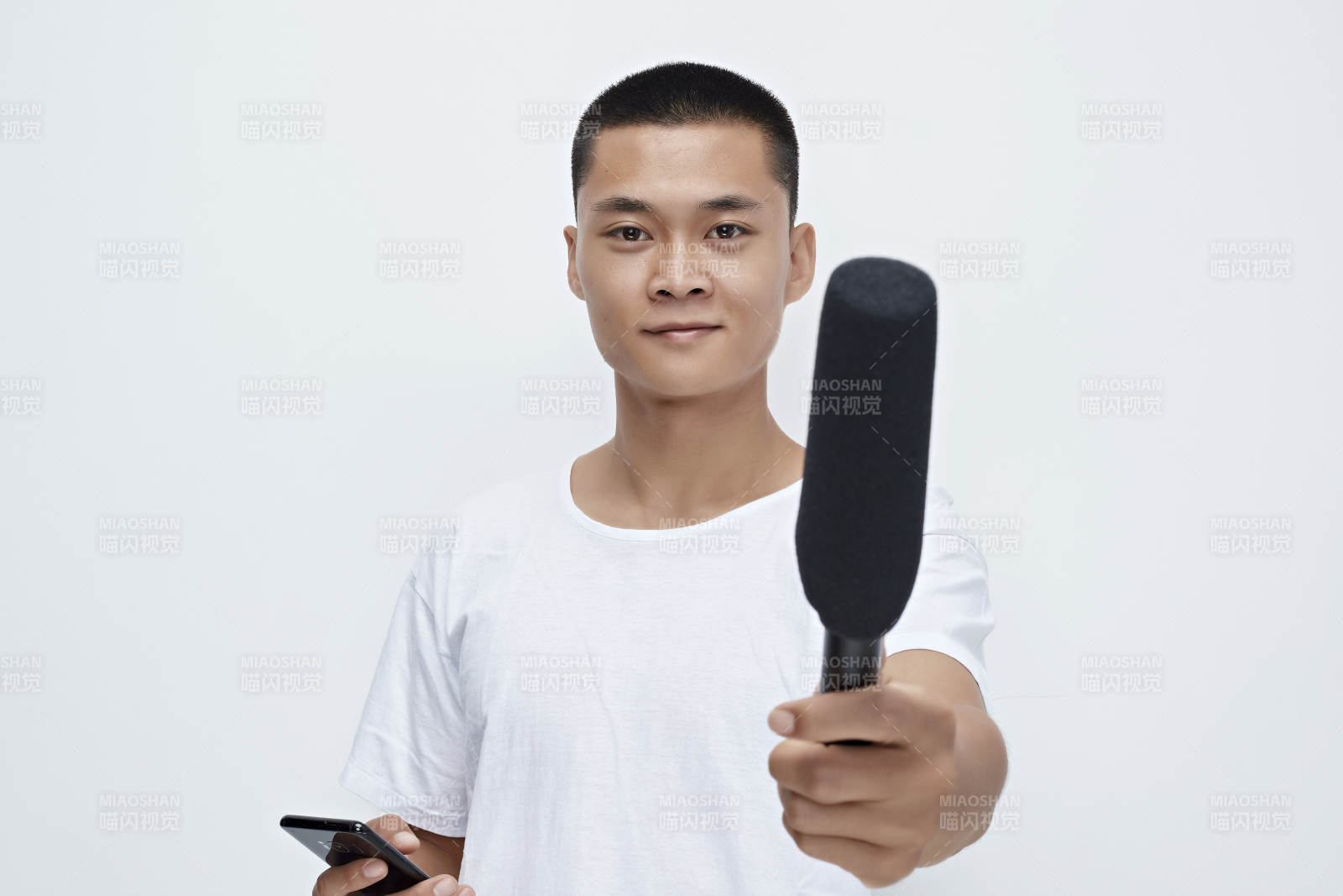 手持话筒手机进行采访的新闻工作者图片