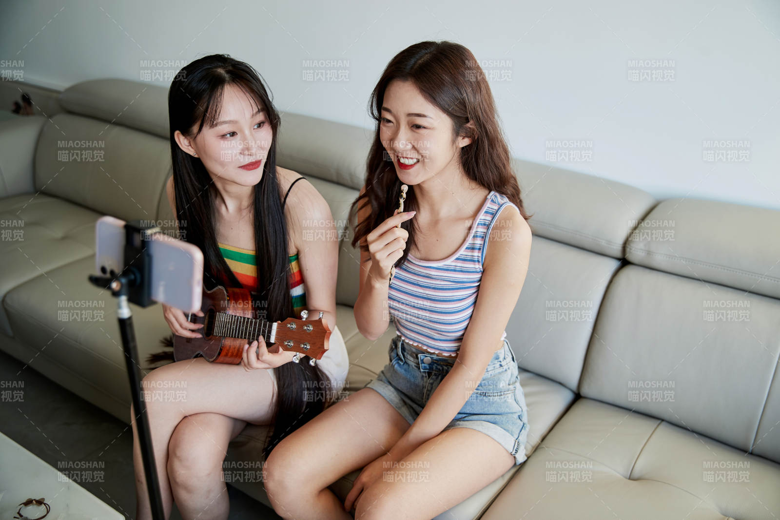 在家做主播直播的亚洲年轻闺蜜少女图片