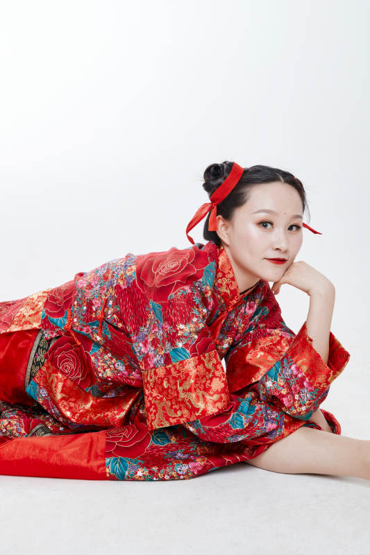 身穿中国传统服饰的青年女性图片