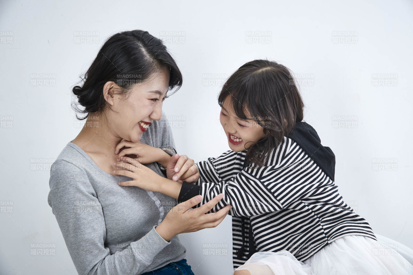 白色背景的美丽妈妈与可爱女儿亲子人像图片