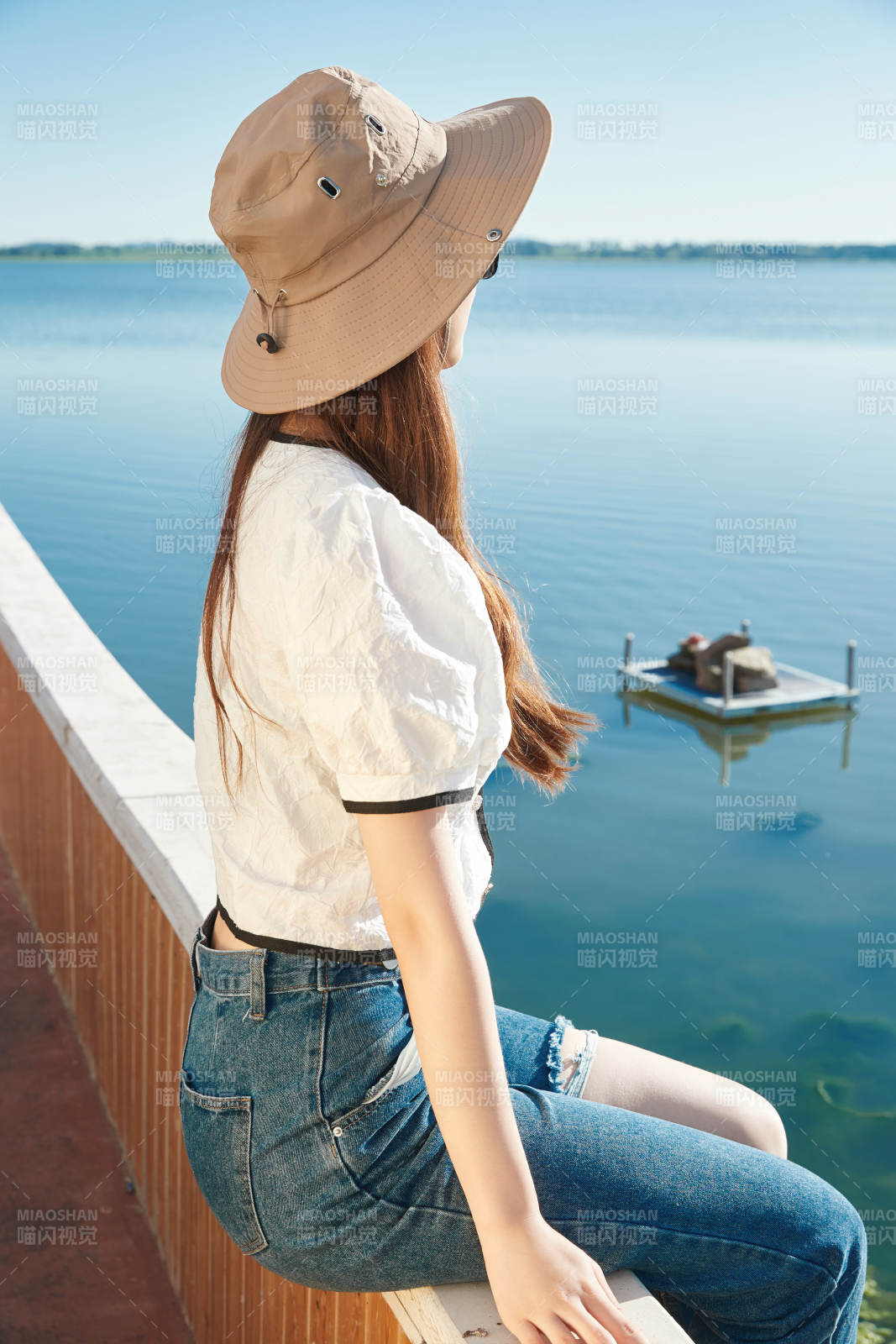 在湖畔木制帆船上的亚洲美女图片