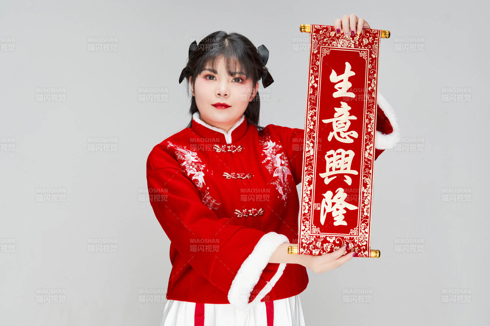 手持春联身穿喜庆汉服的可爱少女图片