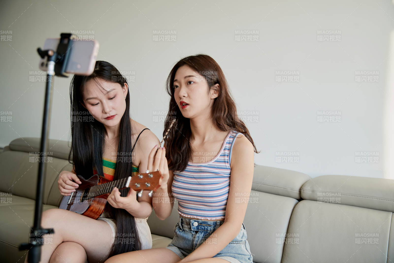 在家做主播直播的亚洲年轻闺蜜少女图片