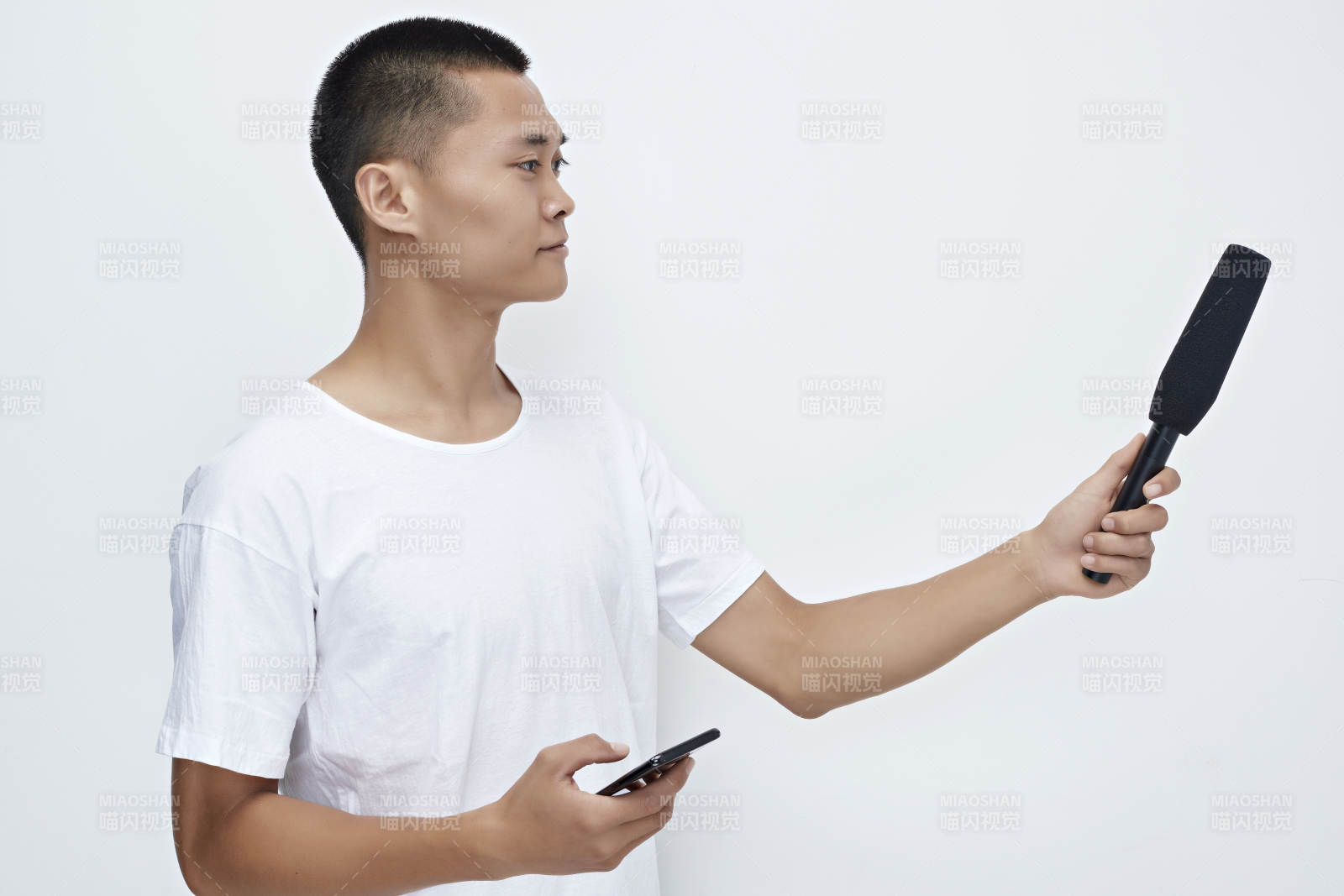 手持话筒手机进行采访的新闻工作者图片