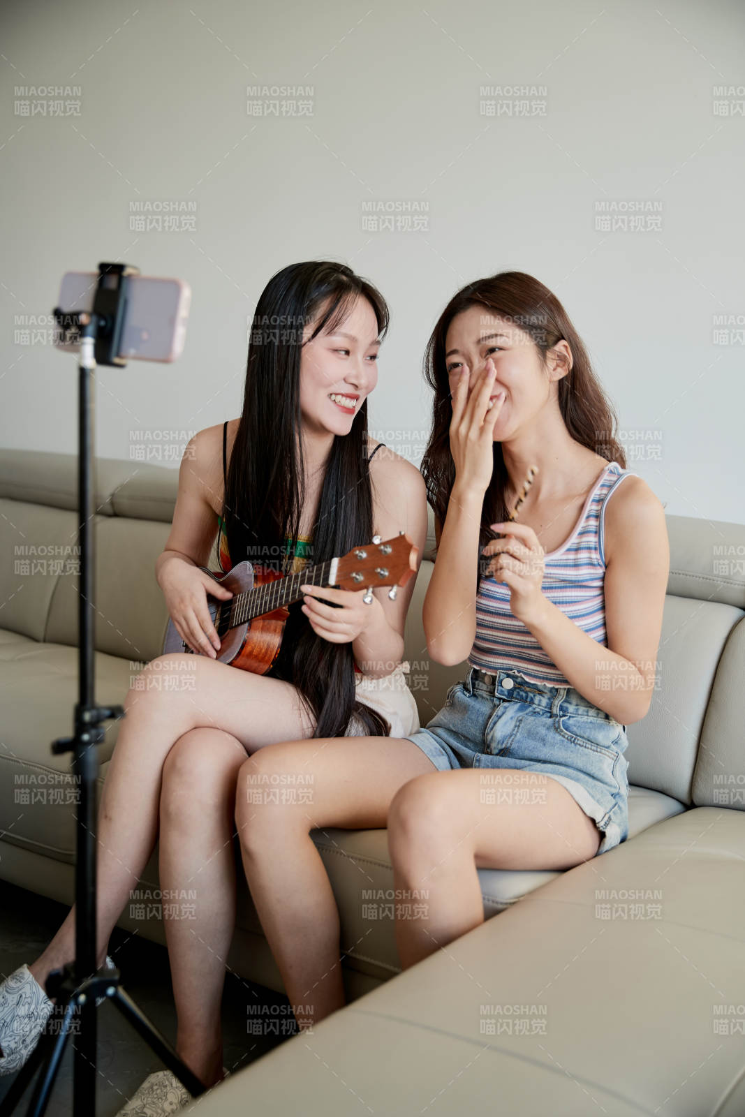 在家做主播直播的亚洲年轻闺蜜少女图片