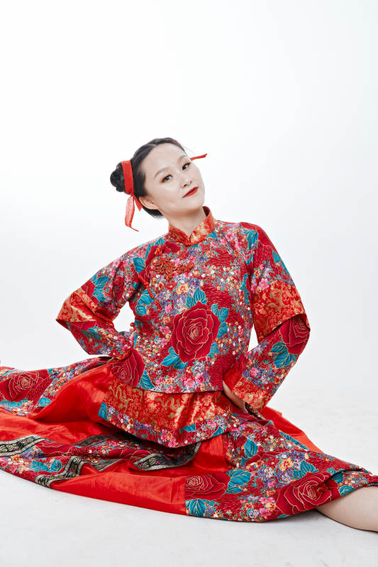 身穿中国传统服饰的青年女性图片