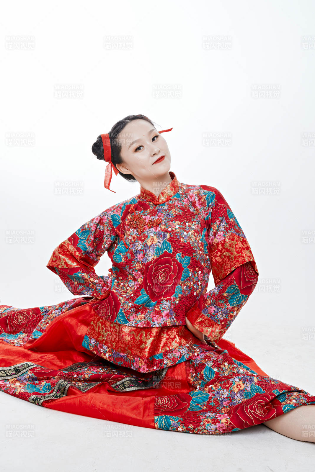 身穿中国传统服饰的青年女性图片