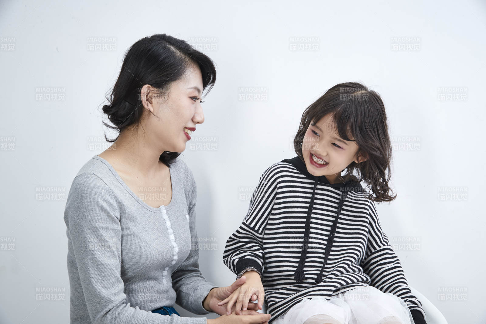 白色背景的美丽妈妈与可爱女儿亲子人像图片