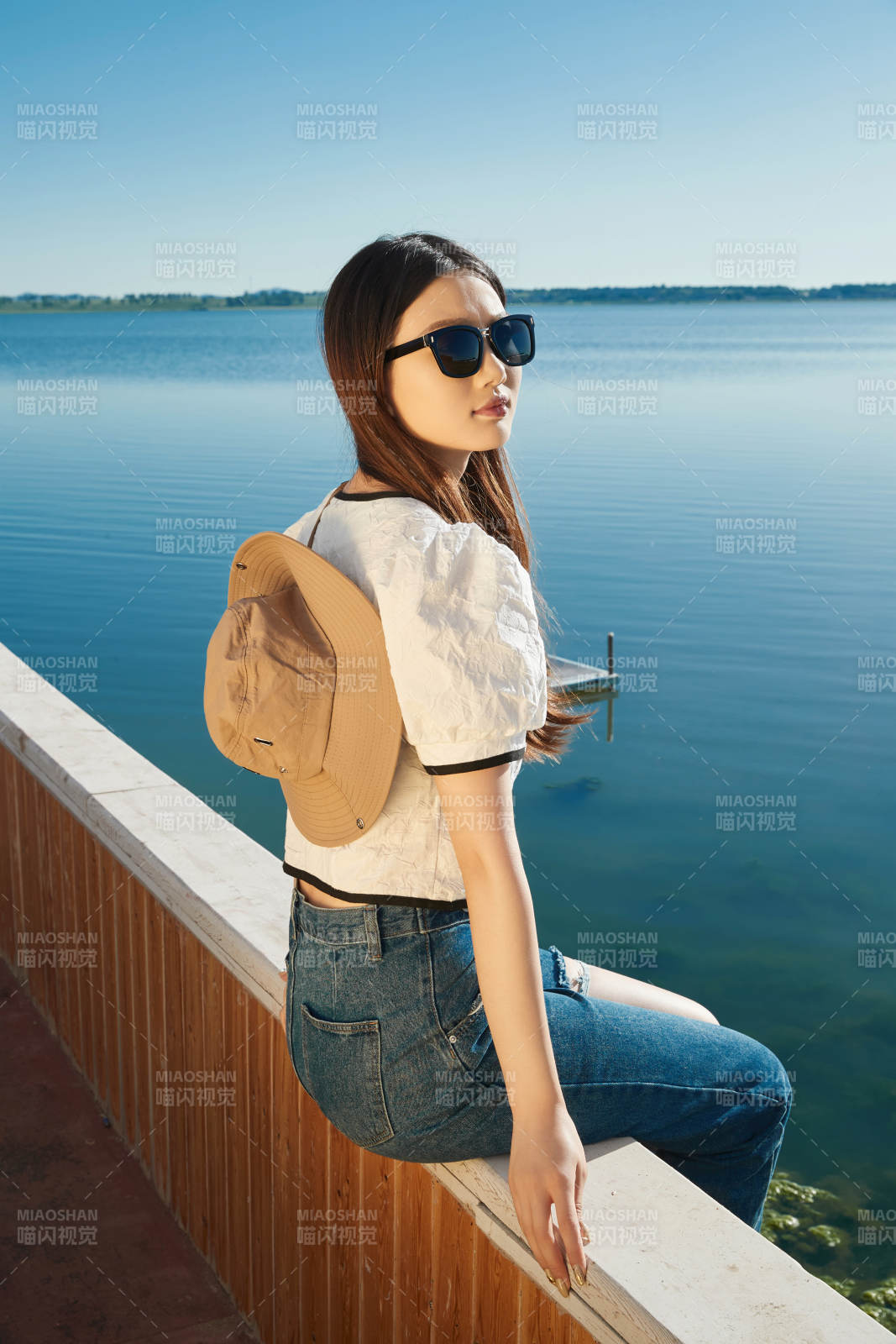 在湖畔木制帆船上的亚洲美女图片