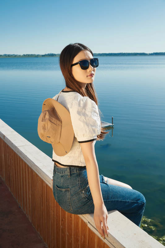 在湖畔木制帆船上的亚洲美女图片