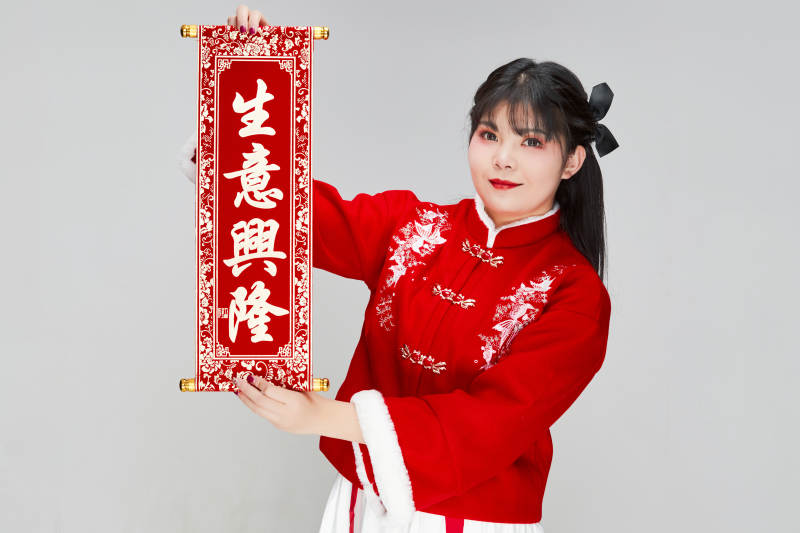 手持春联身穿喜庆汉服的可爱少女图片