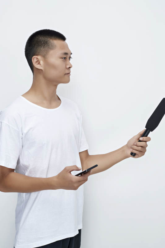 手持话筒手机进行采访的新闻工作者图片