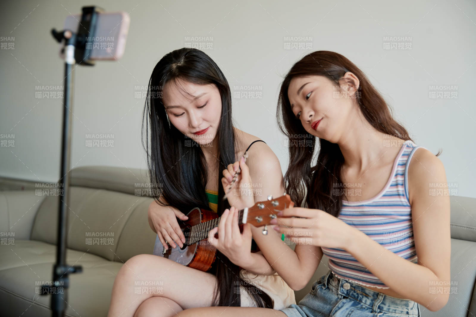 在家做主播直播的亚洲年轻闺蜜少女图片