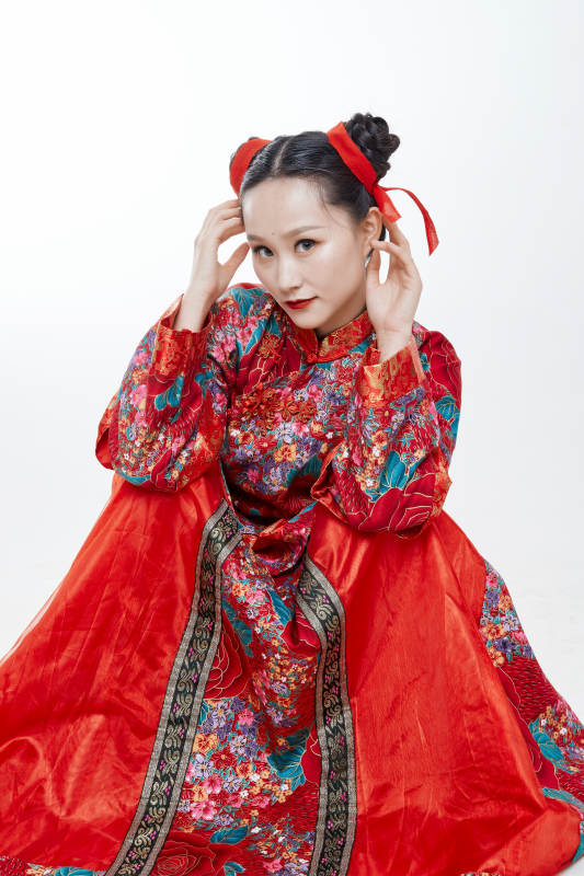 身穿中国传统服饰的青年女性图片